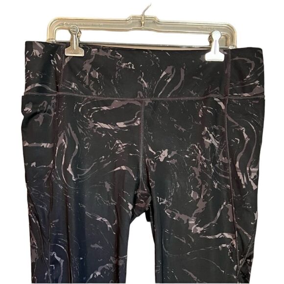 ‎Athleta printed cropped leggings. Size large tall. - Picture 2 of 12